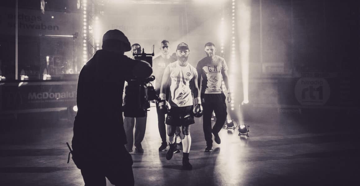 Der vegane Kampfsportler & Profi-Boxer Ünsal Arik beim Einmarsch zu seinem Boxkampf