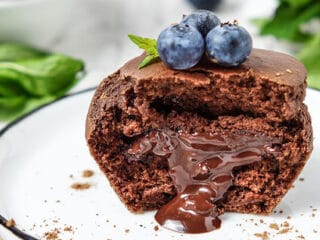 Vegane Lavacake aufgeschnitten auf dem Teller 2