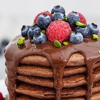Vegane Pancakes mit Schokosauce