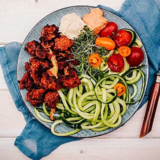 Bunte Buddha Bowl mit Cauliflower-Wings