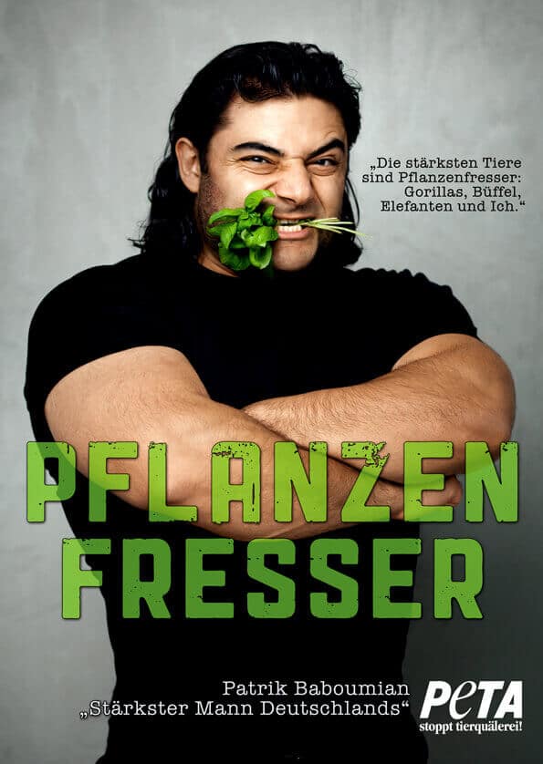 Mann bei veganer Aktion bei This is vegan, mit gr&uuml;nem Blatt im Mund.