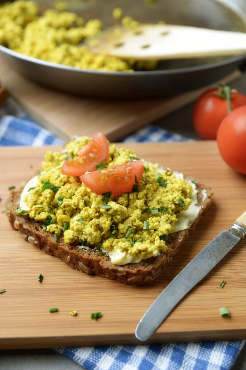 Rührei aus Tofu auf einer Scheibe Vollkornbrot