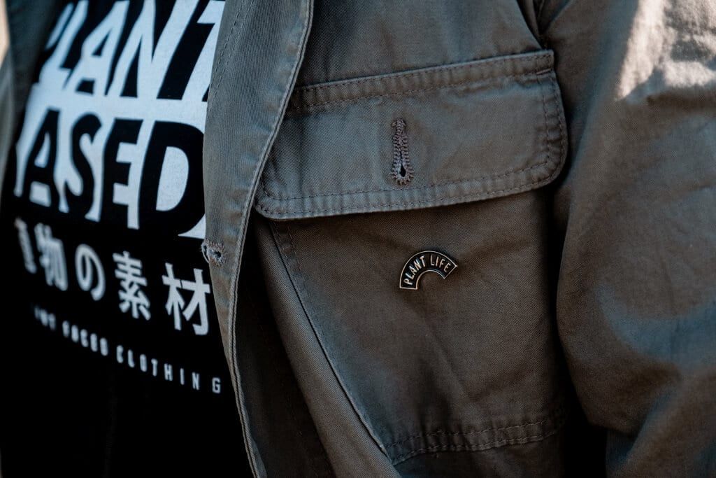 Detail einer Jacke von Plant Faced Clothing mit aufgenähtem Eat-Life-Patch