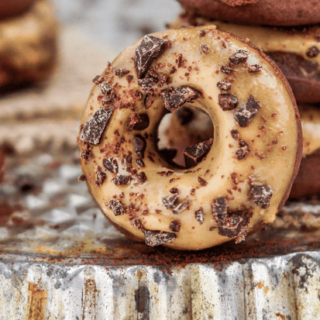 Vegane Schoko-Erdnuss Donuts