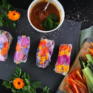 Rezept: Bunte Sommerrollen mit essbaren Blüten (vegan)