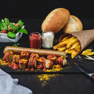 Rezept: Vegane Currywurst mit Pommes & Mango-Ketchup