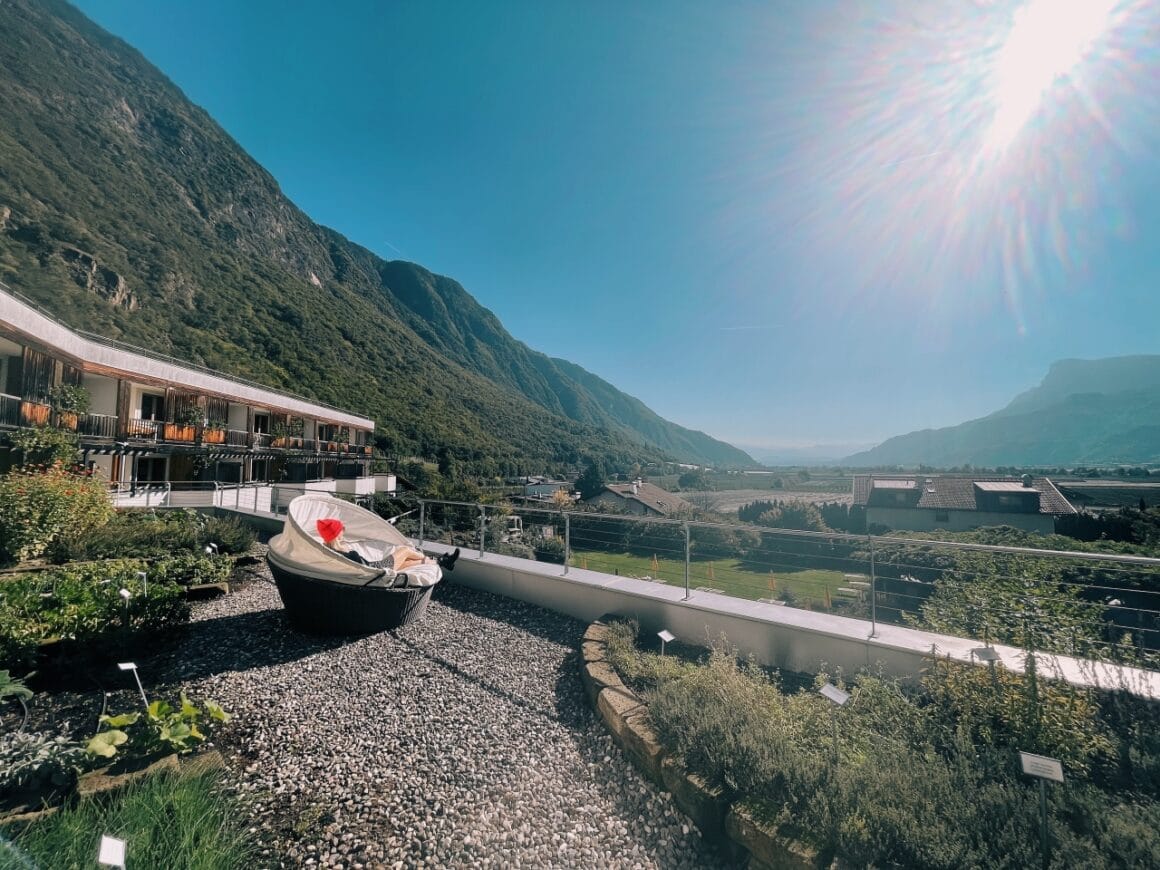 Nachhaltiger Garten mit Blick auf Berge und Fluss, sonniger Tag, umweltfreundliche Lebensweise, Natu.