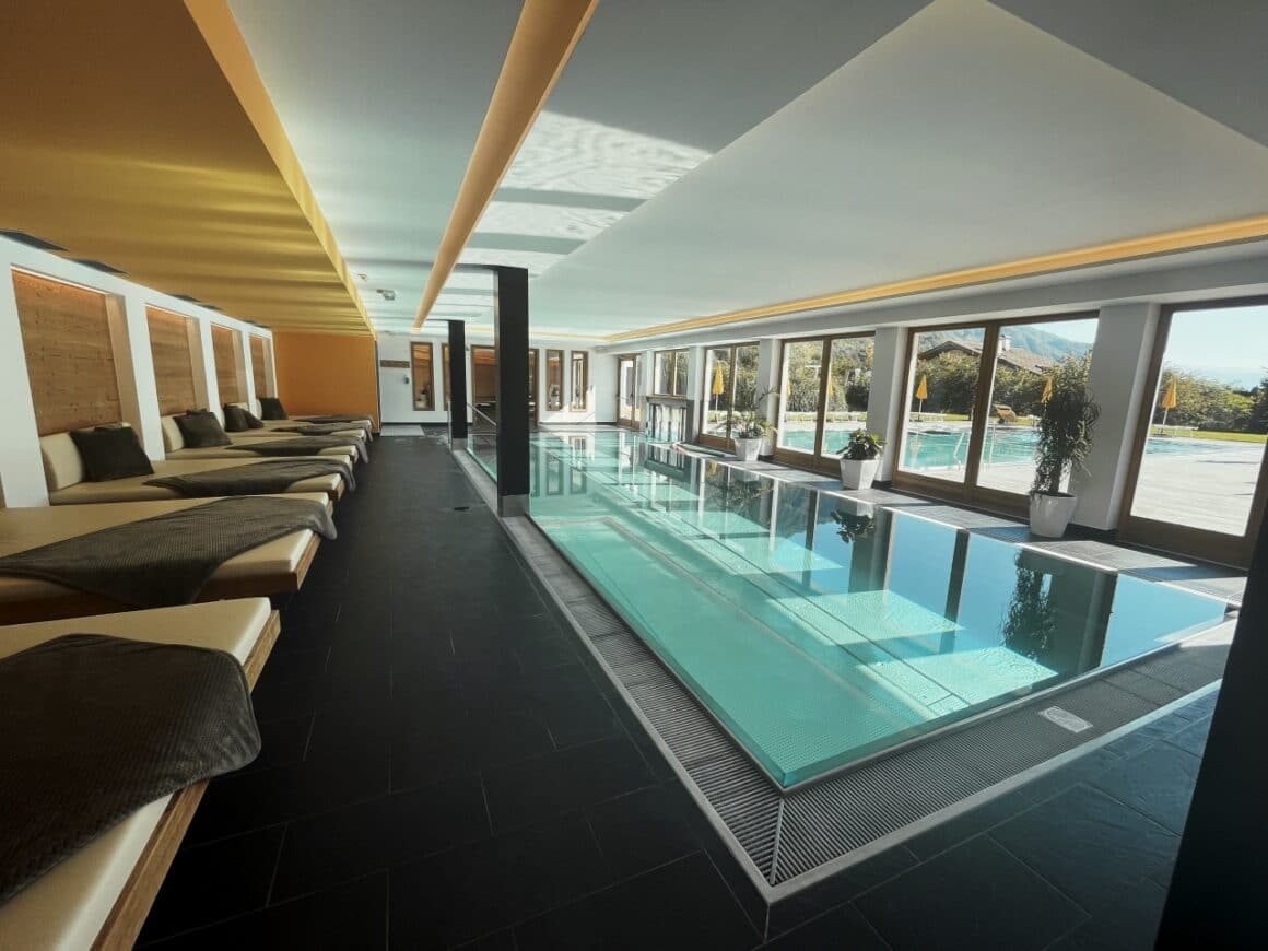 Entspannter Wellnessbereich mit Pool und Blick auf die Natur, ideal f&uuml;r Erholung und Wellness in ein.
