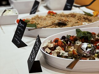 Frischer veganer Salat mit Gem&uuml;se und Tofu, serviert auf einem Buffet.