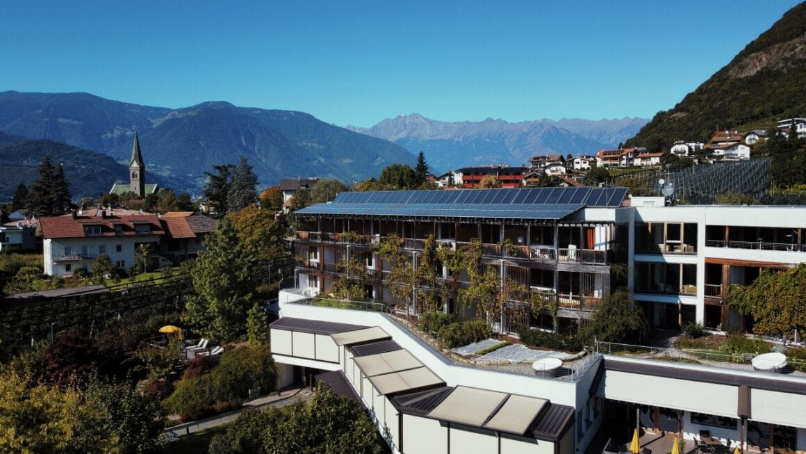 Nachhaltiges veganes Hotel mit moderner Architektur in den Alpen. Perfekt f&uuml;r umweltbewusste Reisend.