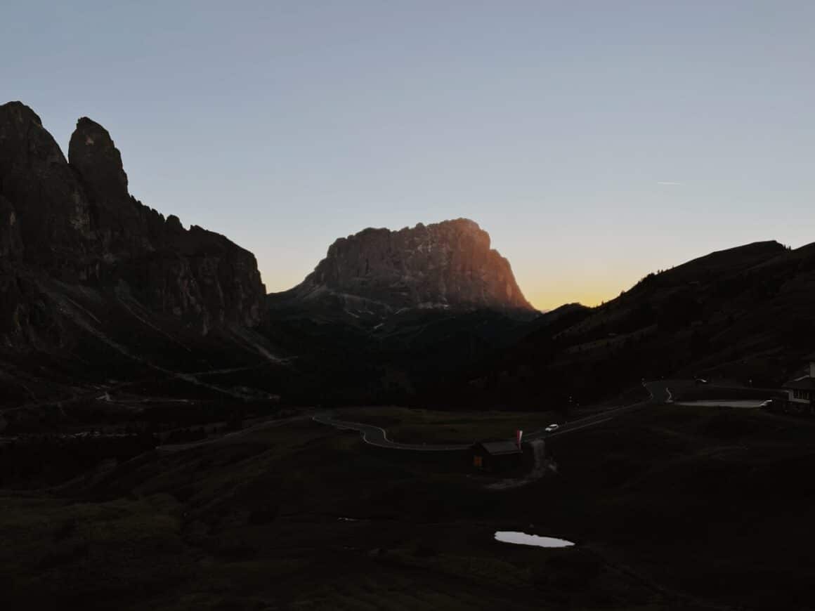 Naturkulisse bei Sonnenuntergang mit Bergen und Tal, ideal f&uuml;r vegane Outdoor-Aktivit&auml;ten.