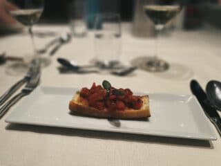 Vegane Bruschetta mit frischen Tomaten und Basilikum.