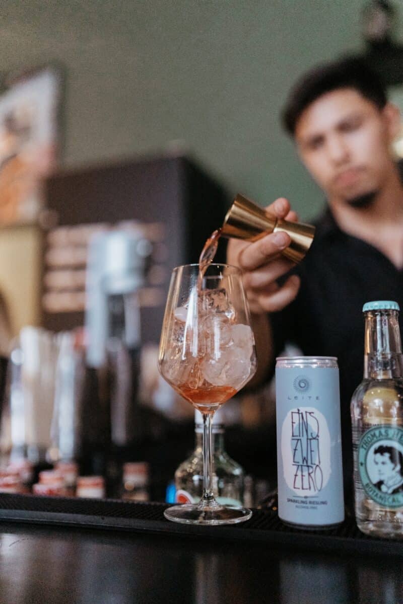 Alkoholfreier Aperol Spritz wird eingeschenkt