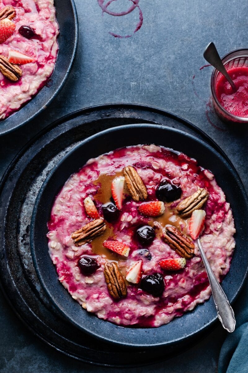 Protein-Porridge mit Beeren und Nüssen