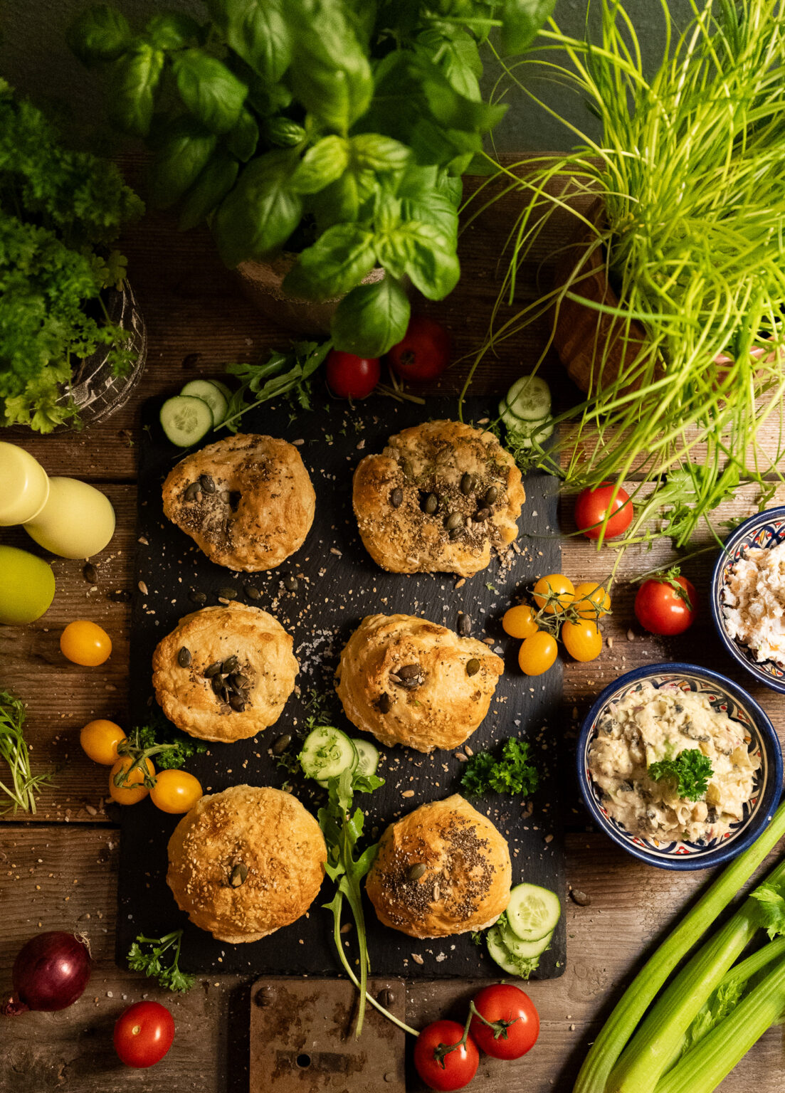 Veganer Kichererbsen-Thunfisch-Salat mit selbstgemachten Bagels
