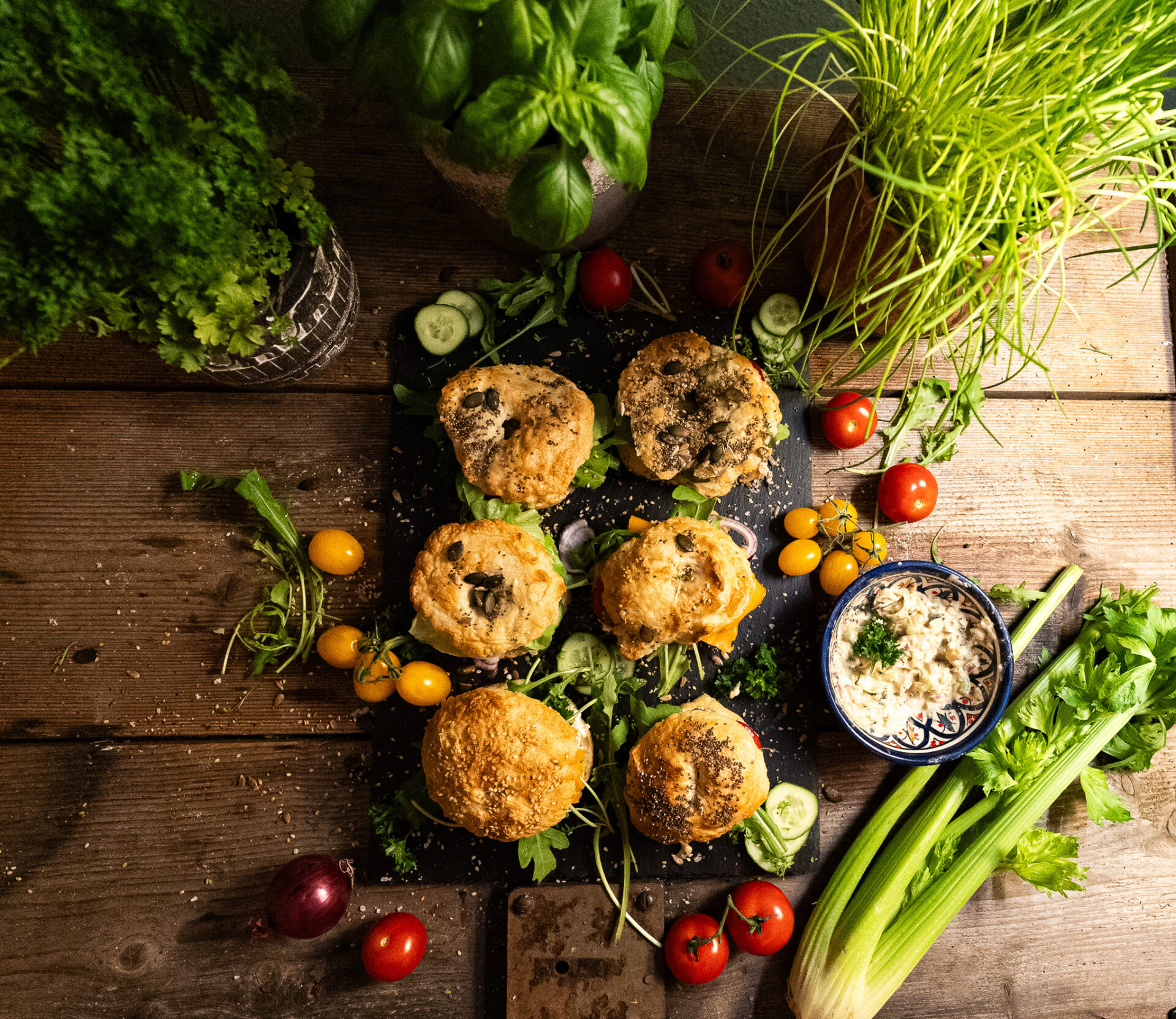Veganer Kichererbsen-Thunfisch-Salat mit selbstgemachten Bagels