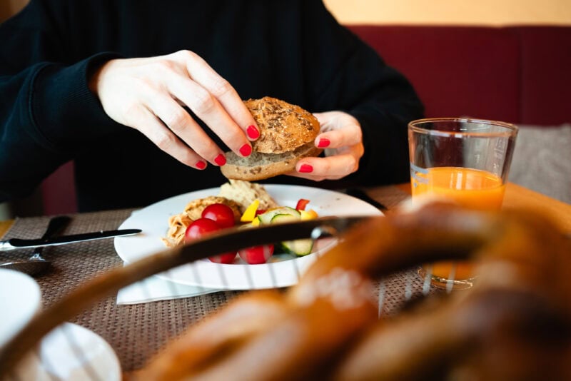 Vegan auf Reisen 2026: der ehrliche Praxis-Guide für Backpacker, Städtetrips und 14-Stunden-Flüge