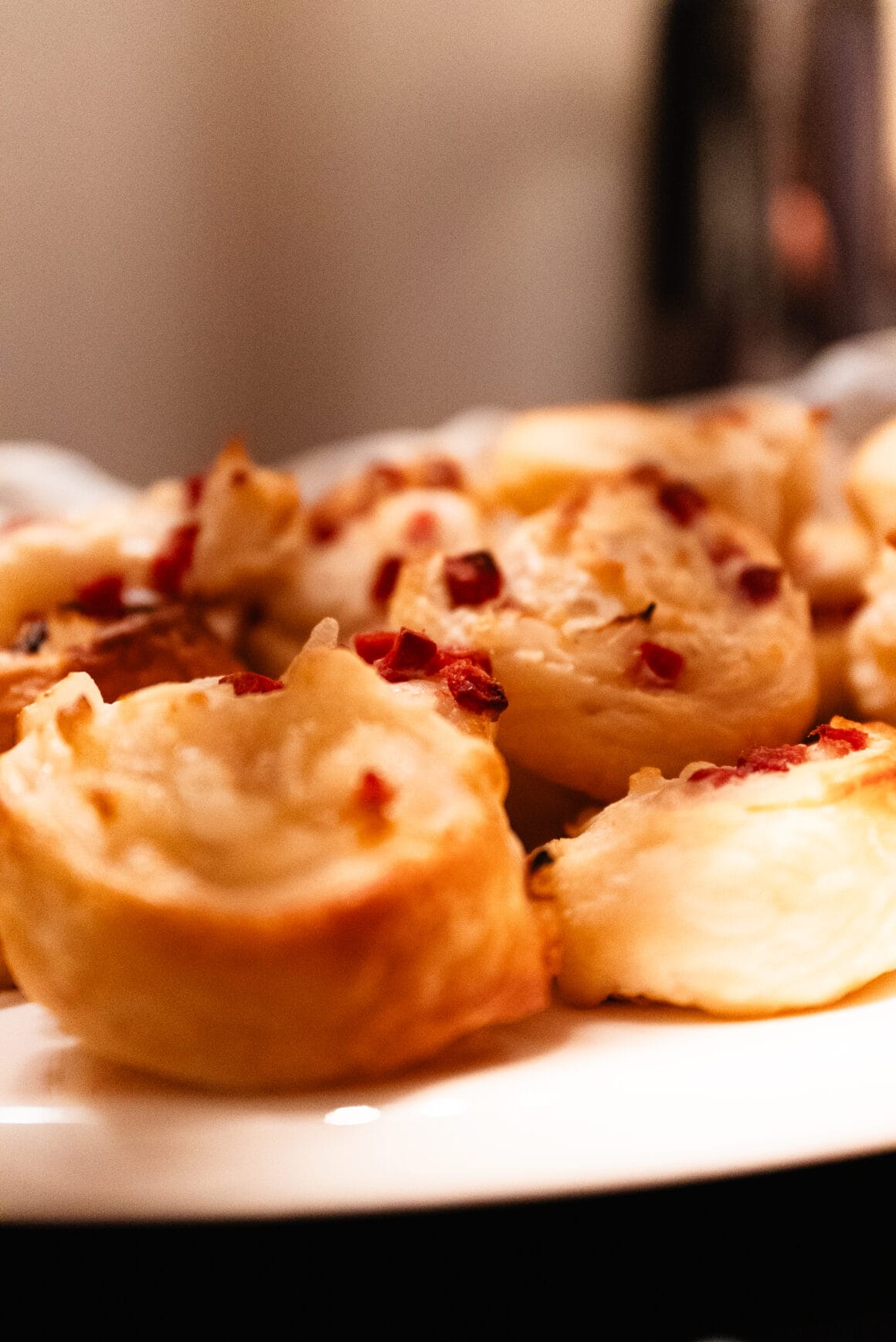 Pizzaschnecken vegan mit veganem Speck, Bacon vegan, veganer Käse