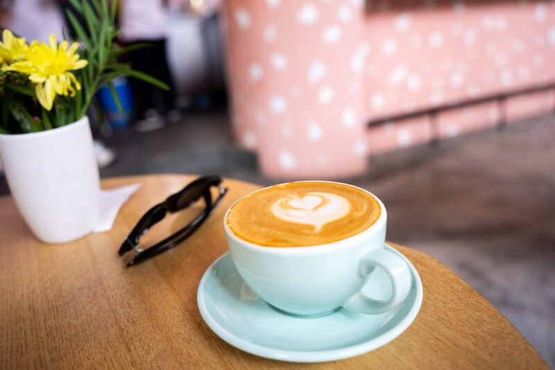 Tasse Flat White vegan auf einem Tisch in schönem Ambiente