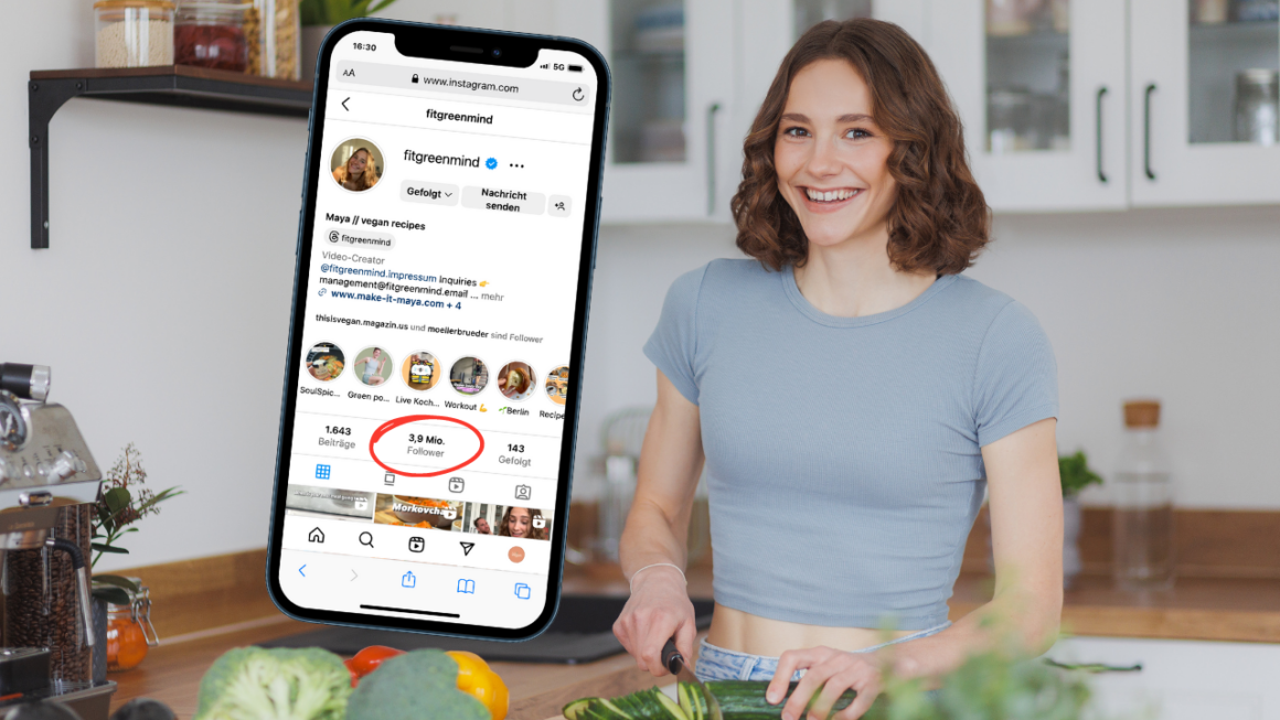 Vegan-Influencerin Maya Leinenbach im Interview, steht in der Küche mit Instagram-Screenshot Followerzahl