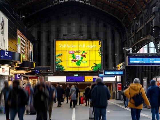 Ritter Sport vegan Billboard im Bahnhof