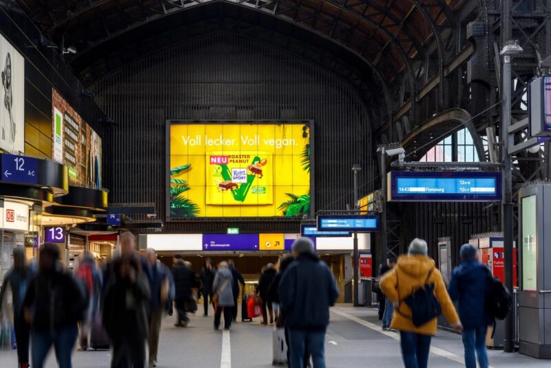Ritter Sport vegan Billboard im Bahnhof