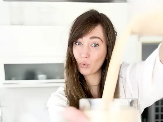Foodbloggerin Ana schüttet veganen Eierlikör in ein Glas