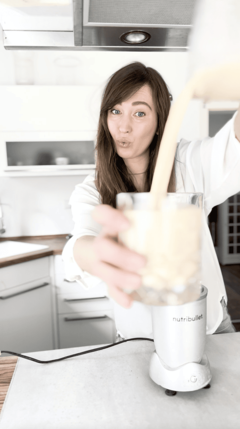 Foodbloggerin Ana schüttet veganen Eierlikör in ein Glas