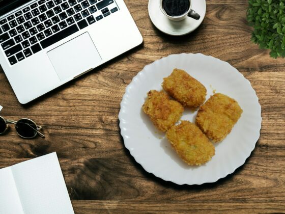 Telemedizin - Laptop mit veganen Nuggets