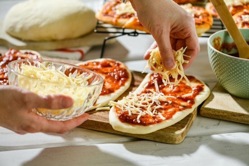 Vegane Mini Pizzen mit veganem Mozarella für Halloween