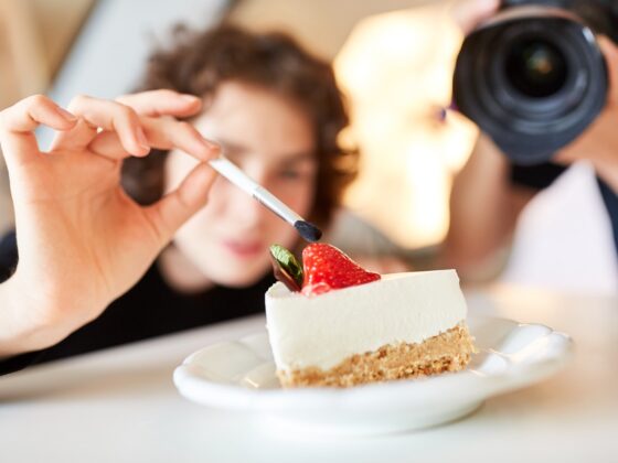 Food Fotografen fotografieren Stück veganen Kuchen und präparieren diesen für das perfekte Foto