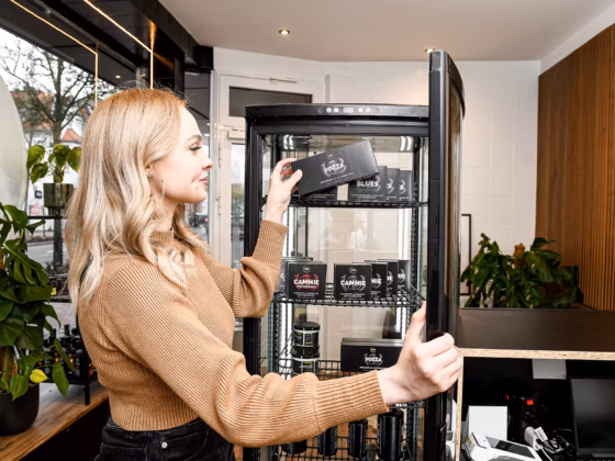 Diese veganen Start-ups solltest du im Auge behalten! - Anna von VEEZE begeistert ihre Kund:innen mit veganem Cashew-Käse.