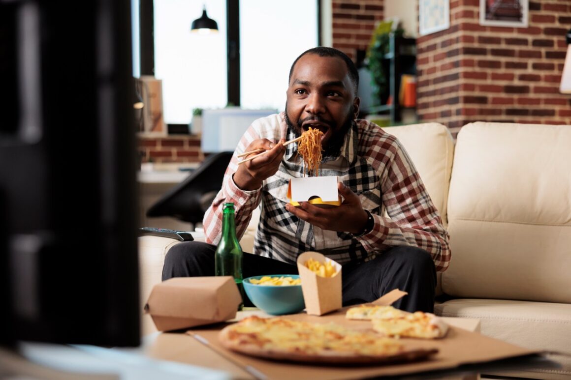 Essen vor dem Fernseher? Studien zeigen: Ablenkung kann deine Kalorienaufnahme unbewusst erhöhen! Erfahre, warum bewusstes Essen der Schlüssel zu einer besseren Sättigung ist.