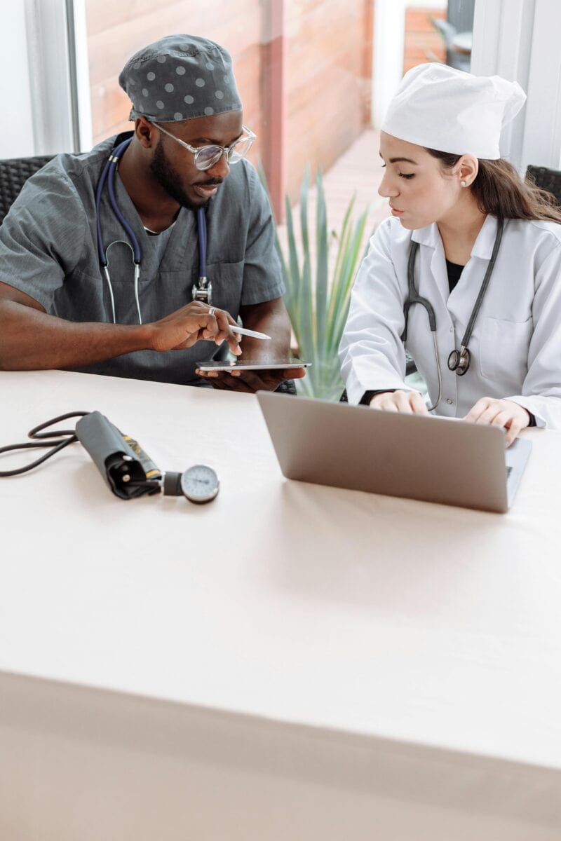 Tierarzt am Laptop mit Ferndiagnose
