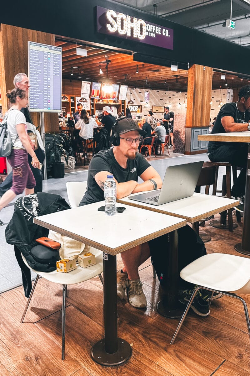 Arbeiten am Flughafen - remote Work Call mit Laptop