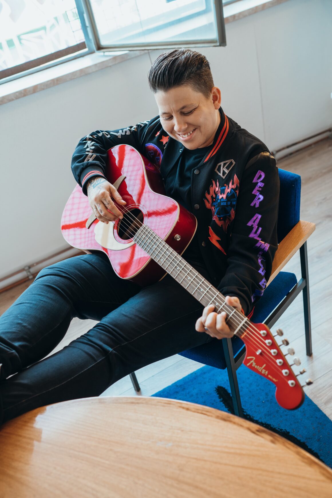 Kerstin Ott beim Gitarre spielen vor einem Live-Auftritt