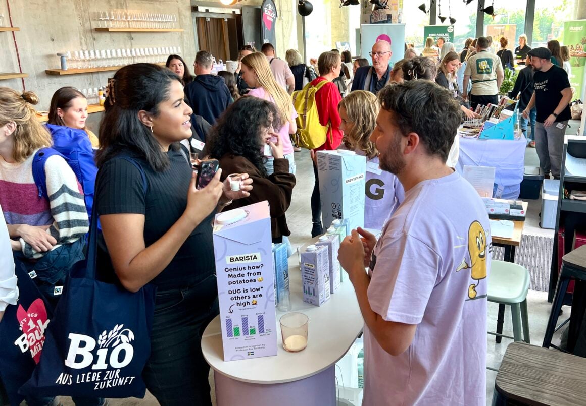 Grace von Vegan Sparen am Stand von DUG auf dem Pressday Plantbased