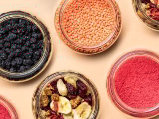 Verschiedene Nüsse, Linsen, Bohnen und Obstmischungen von KoRo Drogerie