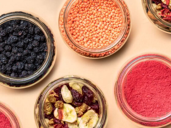 Verschiedene Nüsse, Linsen, Bohnen und Obstmischungen von KoRo Drogerie