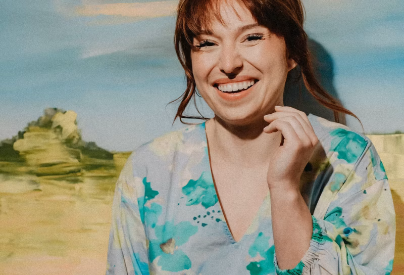 Bianca „Bibi“ Heinicke lächelnd vor Kunst