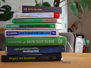 Titelbild mit Bücher zum Thema Veganismus