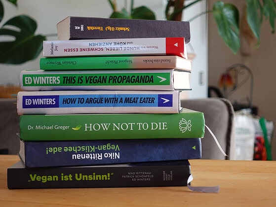 Titelbild mit Bücher zum Thema Veganismus