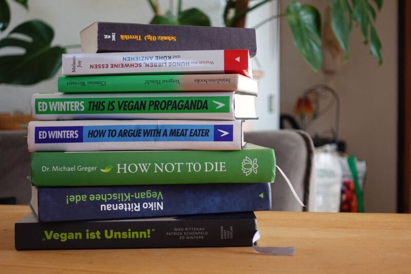 Titelbild mit Bücher zum Thema Veganismus