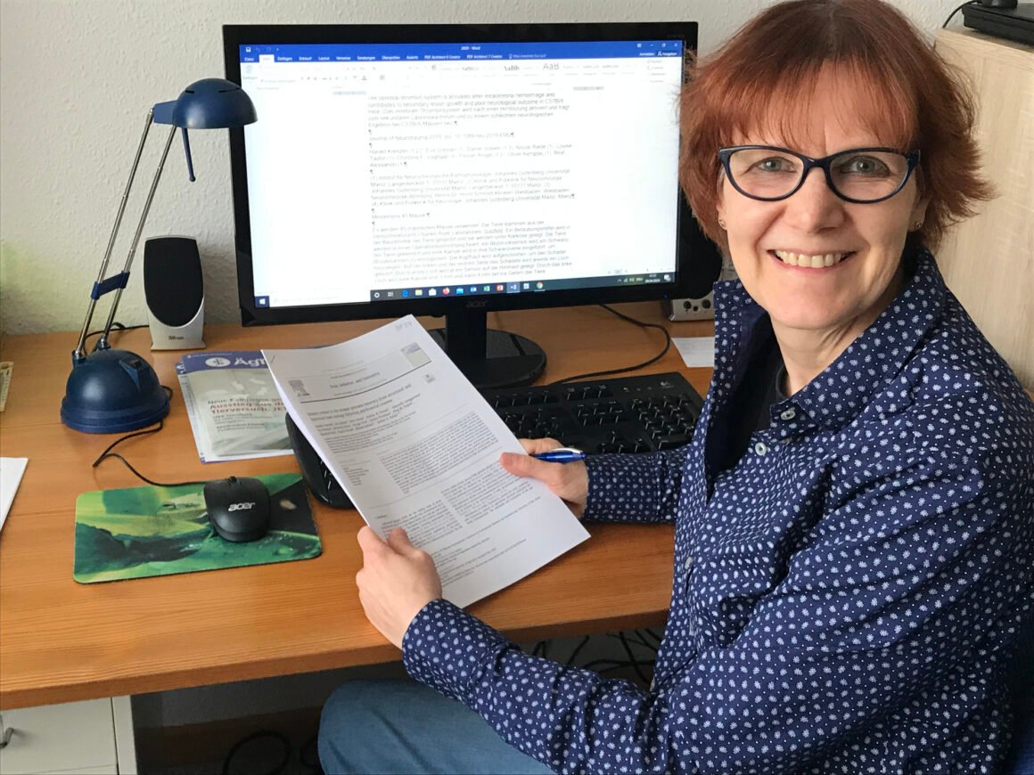 Dr. Corina Gericke sitzt am Schreibtisch und liest Studien über Tierversuche