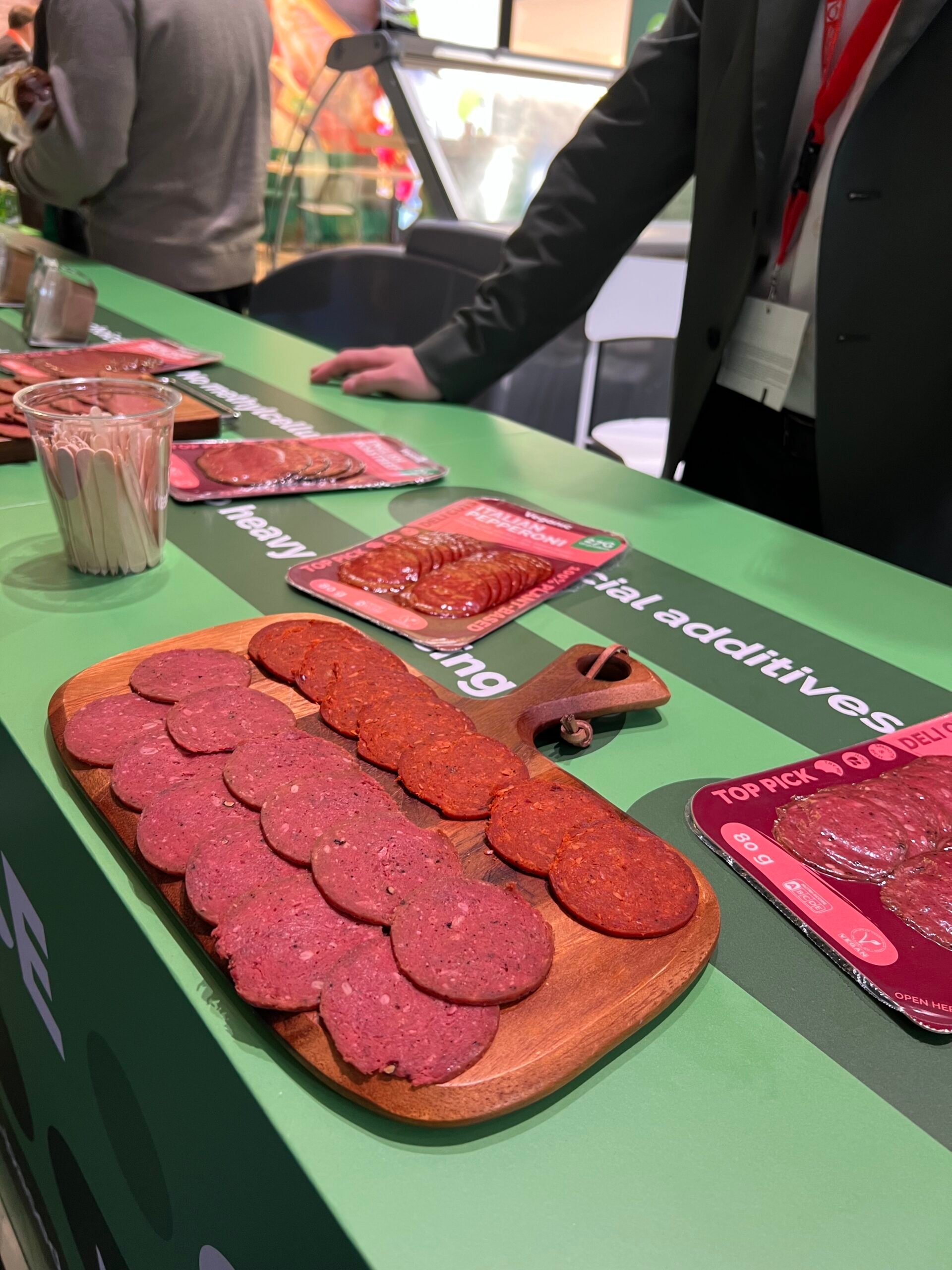 Endlich mehr gute, vegane Salamis! Veganic stellt noch jede Menge anderer Fleischersatzprodukte her.