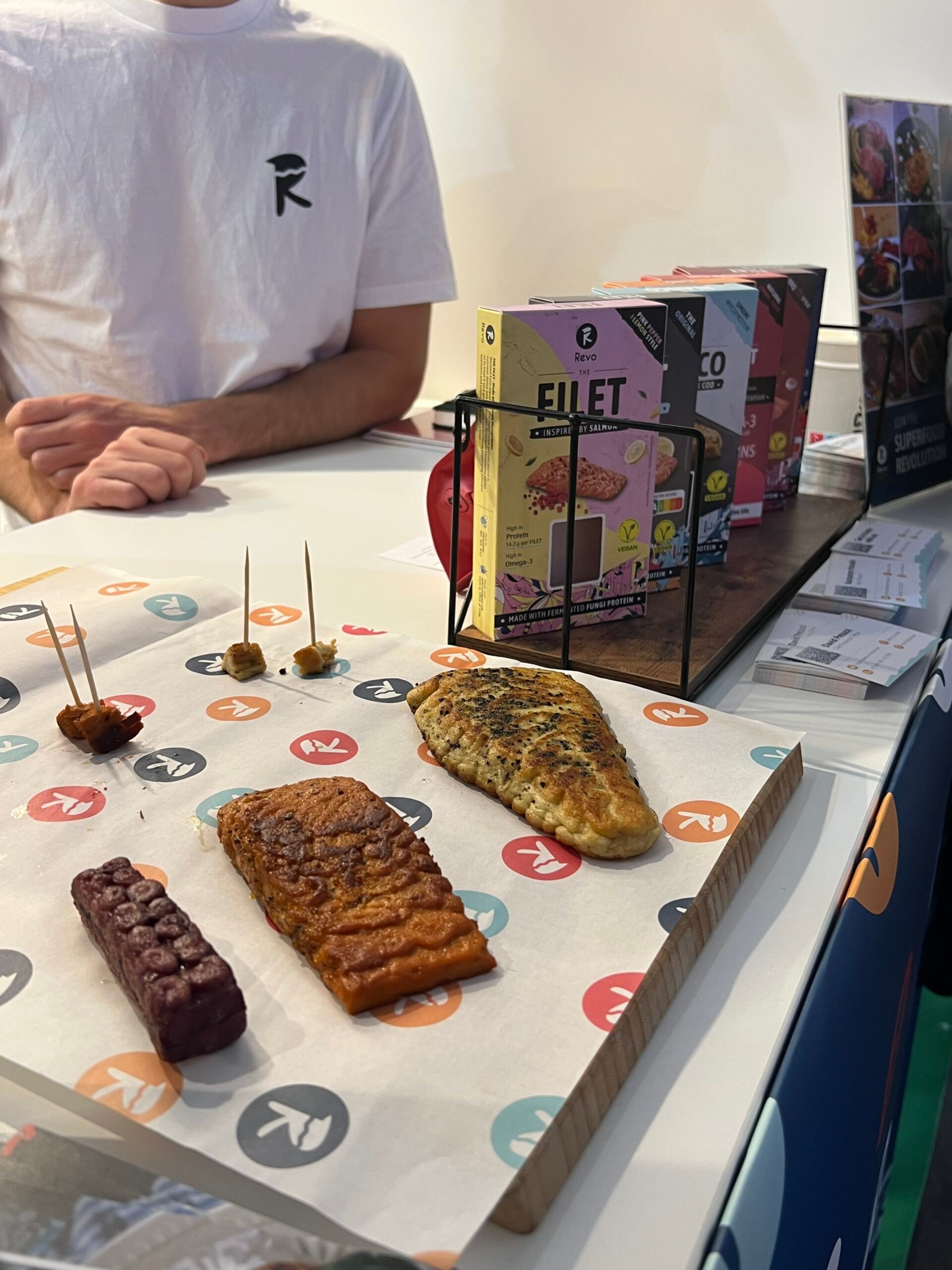 Ob veganer Lachs, Fischfilets oder Oktopus - die Alternativen aus Pilzprotein sehen den tierischen zum verwechseln ähnllich.