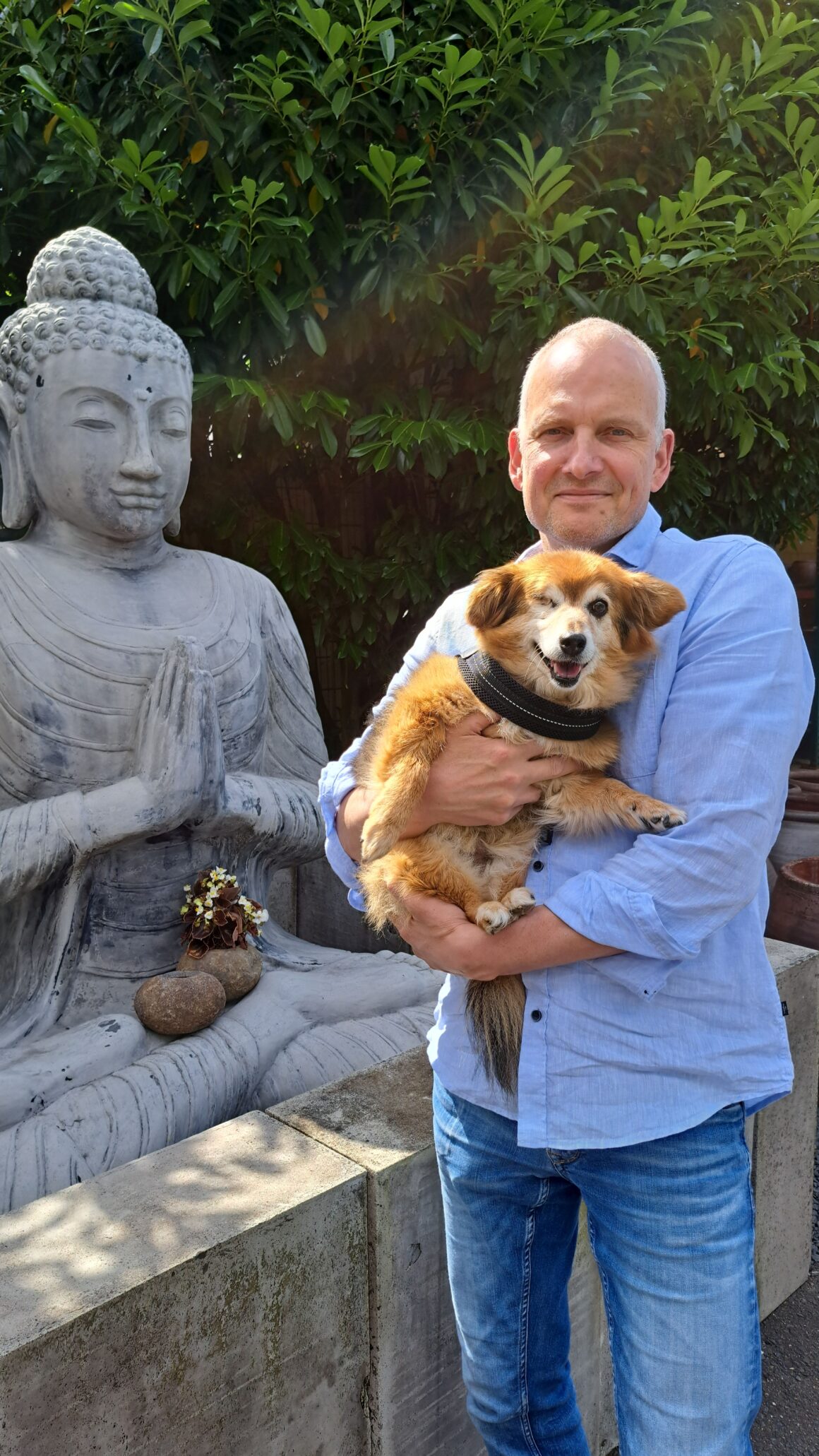 Claus Kronaus von Ärzte gegen Tierversuche e.V. mit seinem Hund Pepsi