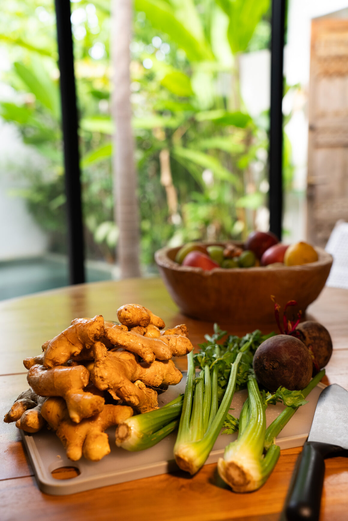 Ingwer, Sellerie und Rote Bete auf Schneidebrett - frische Zutaten für klaren, kaltgepressten Saft mit dem Hurom H70-ST