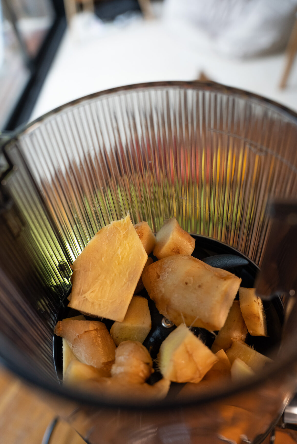 Ingwerstücke im Einfüllbehälter des Hurom H70-ST – Vorbereitung für frisch gepressten, würzigen Ingwersaft.