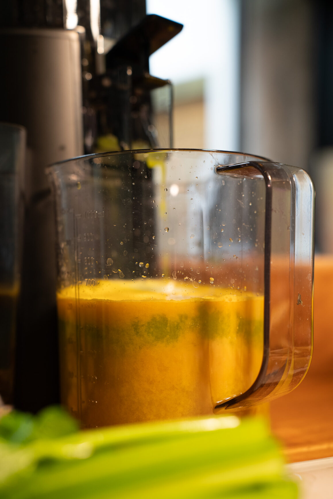 Voller Saftkrug am Hurom H70-ST mit sichtbarer Schichtung – frischer Cold-Press-Saft, minimaler Schaum.